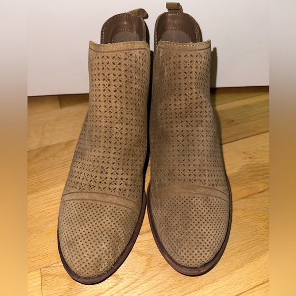 Kenzie Glynda Ankle Boot in Desert Sand Suede NEW - Picture 2 of 9